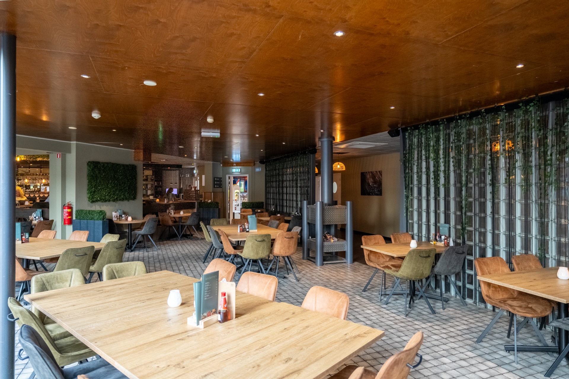 Interieur van het sfeervolle à la carte restaurant op vakantiepark De Katjeskelder.