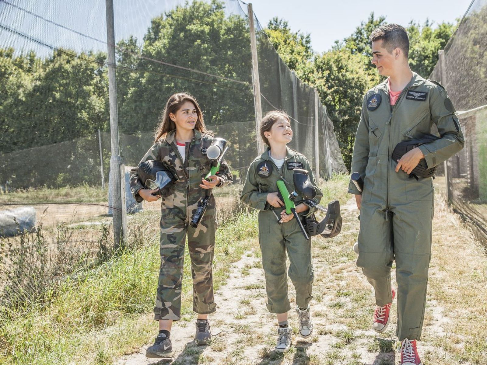 Kinderen in camouflagekleding maken zich klaar voor een potje paintball of lasergame op Camping de Schatberg.
