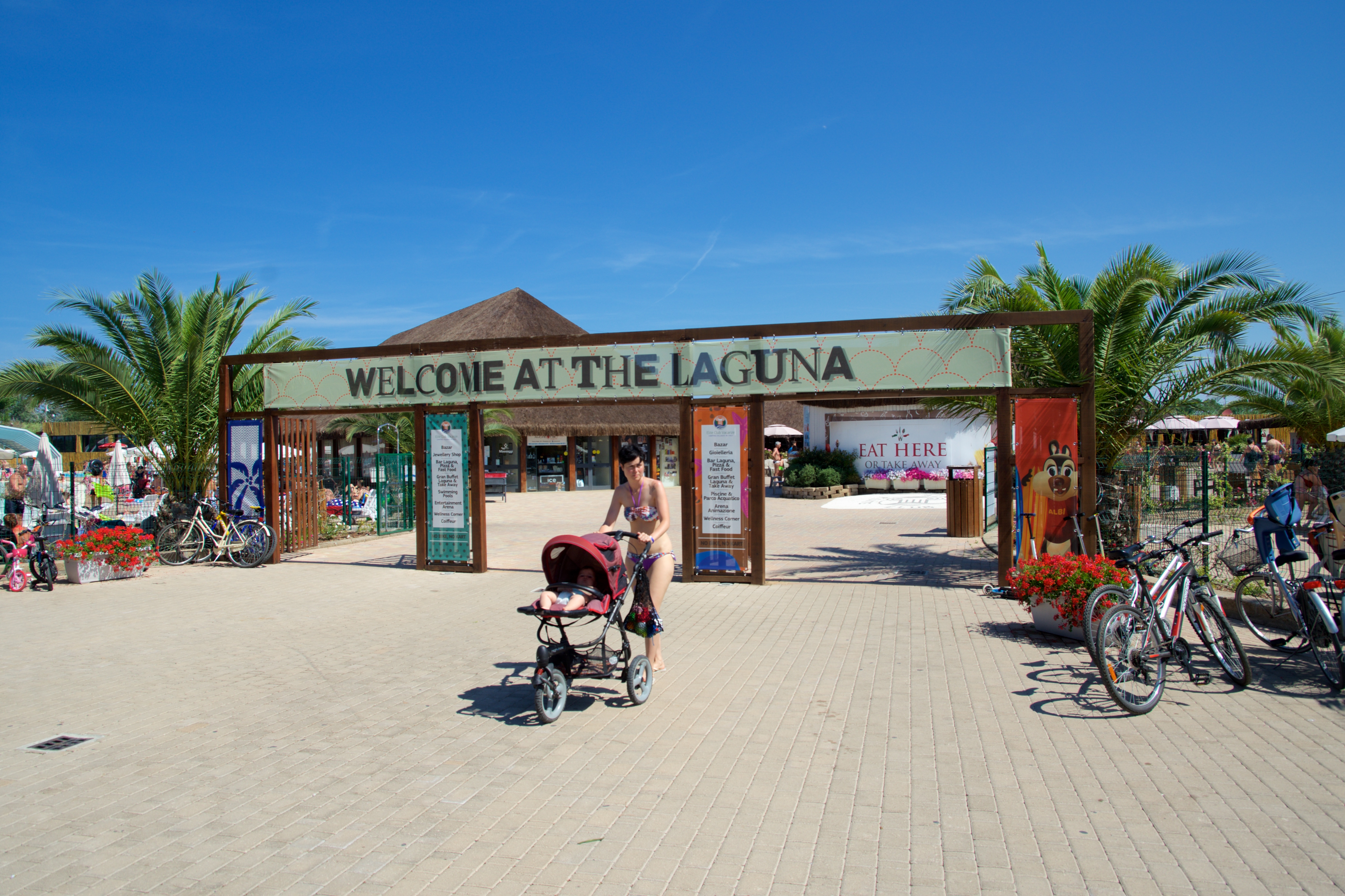 De ingang van het grote waterpark 'The Laguna' op familiecamping Park Albatros in Toscane, Italië.