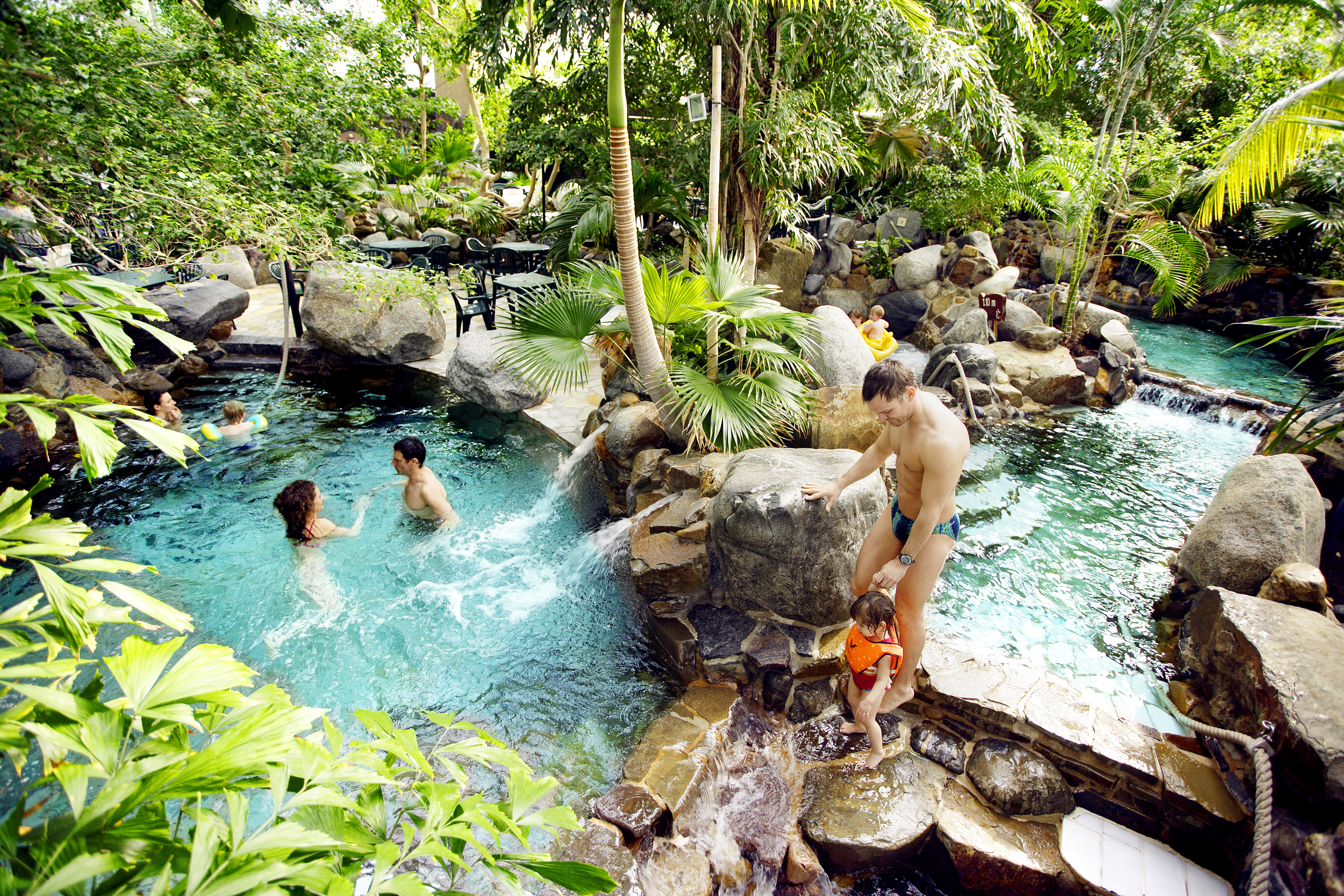 Aqua Mundo subtropisch zwembad Center Parcs Erperheide België wildwaterbaan rotsen waterval tropisch paradijs gezinsvakantie Belgisch Limburg