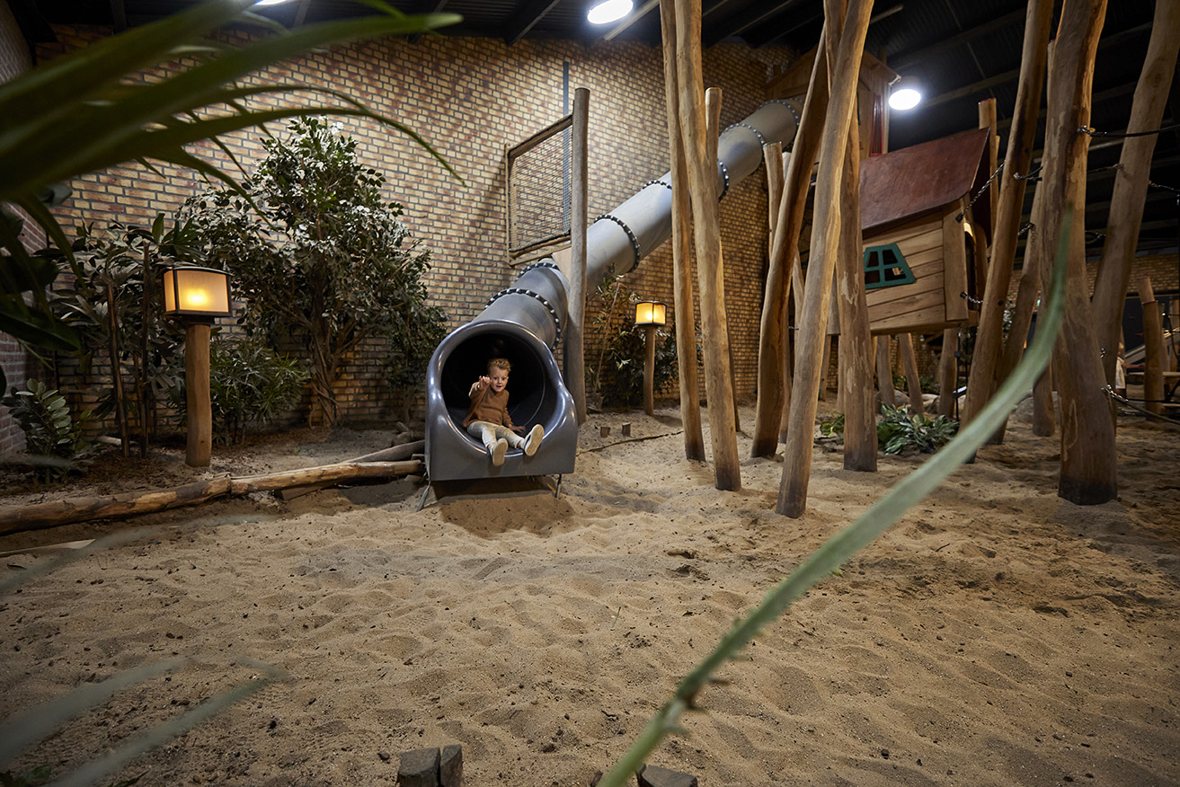 Tunnelglijbaan indoor speeltuin De Leistert Roggel vakantiepark Limburg kinderen glijbaan overdekt spelen Nederland