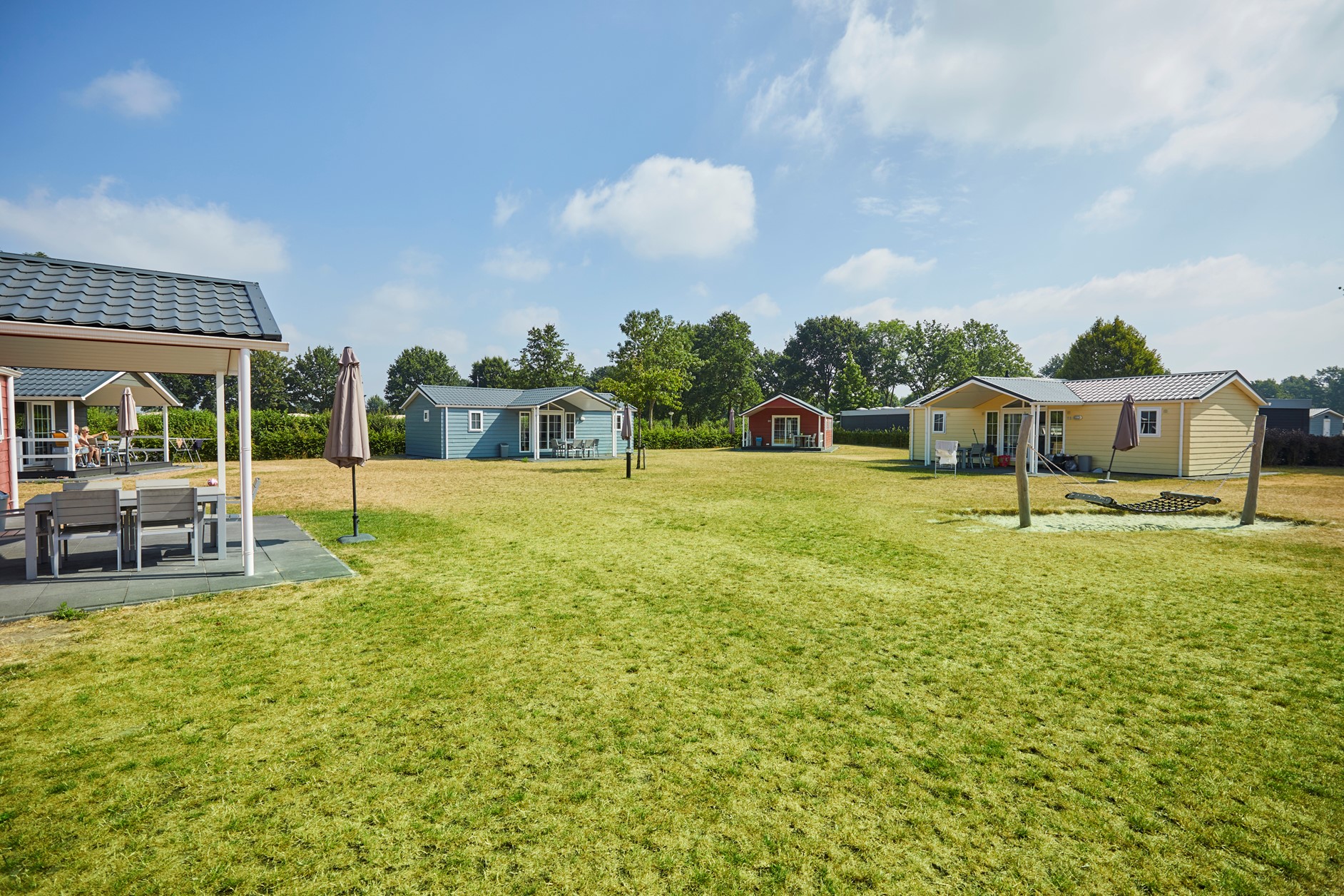 Ruime, groene plaatsen met 6-persoons chalets op Recreatiepark De Leistert, met een groot grasveld om te spelen.