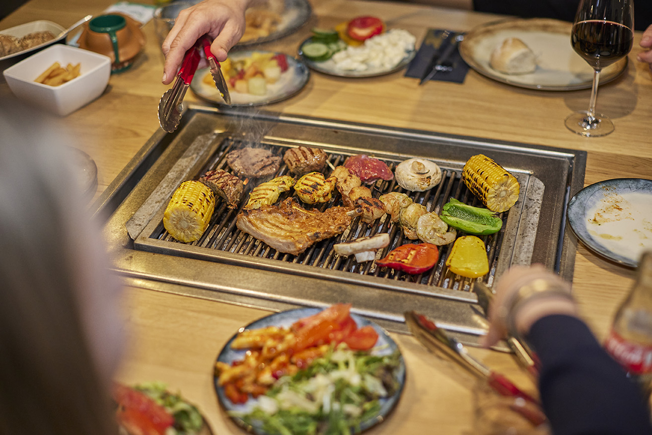Tafelformaat grill met vlees, groenten en bijgerechten bij De Leistert