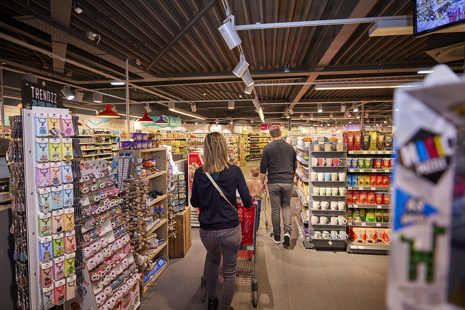 Een gezin met een volle winkelwagen doet boodschappen in de goed gesorteerde parksupermarkt van De Leistert.