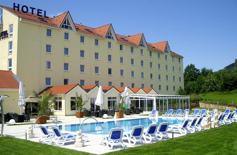 Het kindvriendelijke FAIR Resort hotel in Thüringen met een groot buitenzwembad en ligbedden voor het hele gezin.