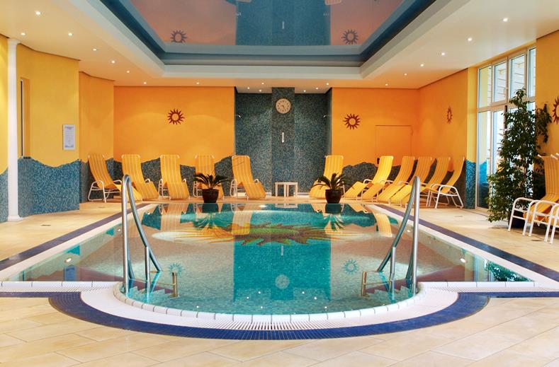 Het luxe binnen-wellnessbad van het FAIR Resort, waar gezinnen kunnen ontspannen en genieten van het warme water.