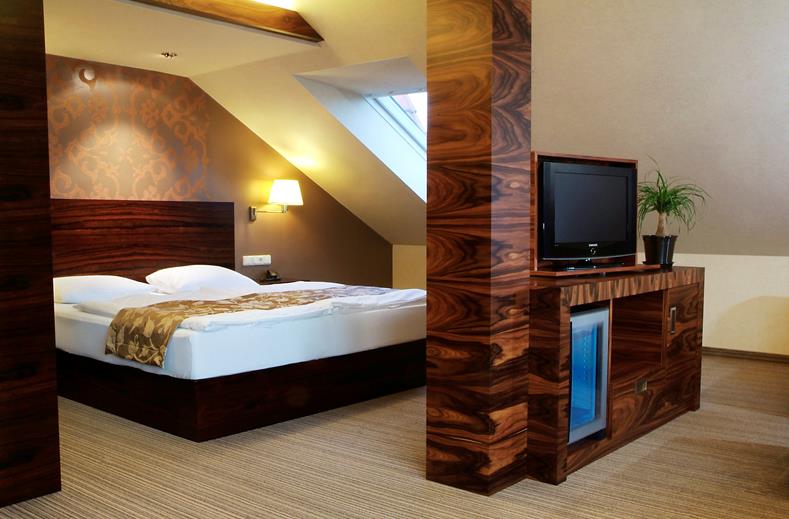 Een sfeervolle en moderne hotelkamer in het FAIR Resort, ingericht voor een comfortabel verblijf met de familie.