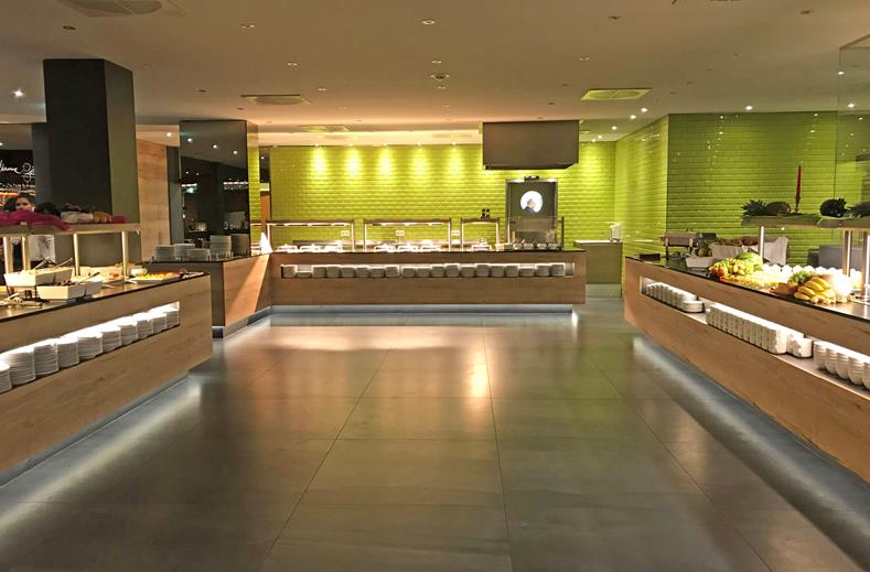 Het uitgebreide en verse buffet in het restaurant van het FAIR Resort, met een ruime keuze voor ontbijt en diner.