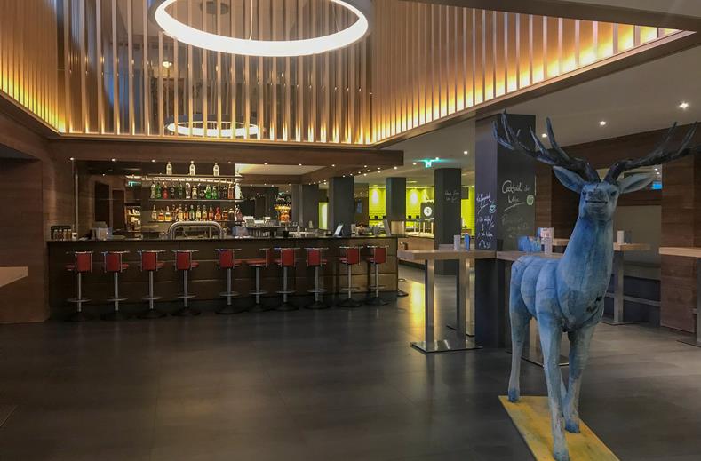 De moderne bar en lounge van het FAIR Resort, met een uniek blauw hert als eyecatcher voor het hele gezin.