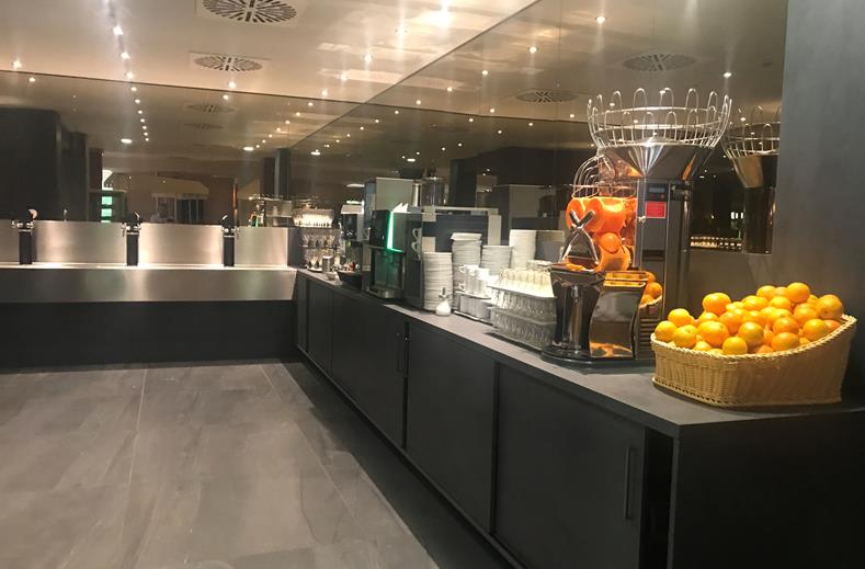 Het drankenbuffet bij het ontbijt in het FAIR Resort, met een pers voor verse jus d'orange en andere drankjes.