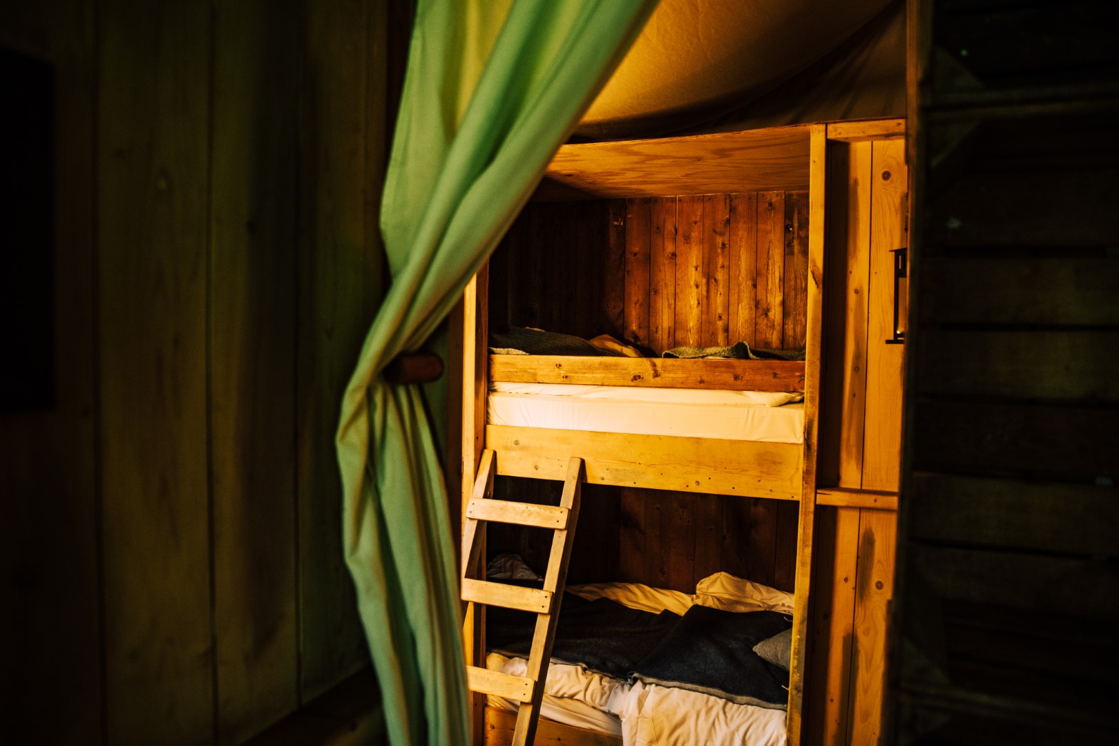 Gezellig stapelbed in de glamping tent van Hohenwarter Seehof, perfect voor kinderen die dol zijn op avontuurlijk slapen.
