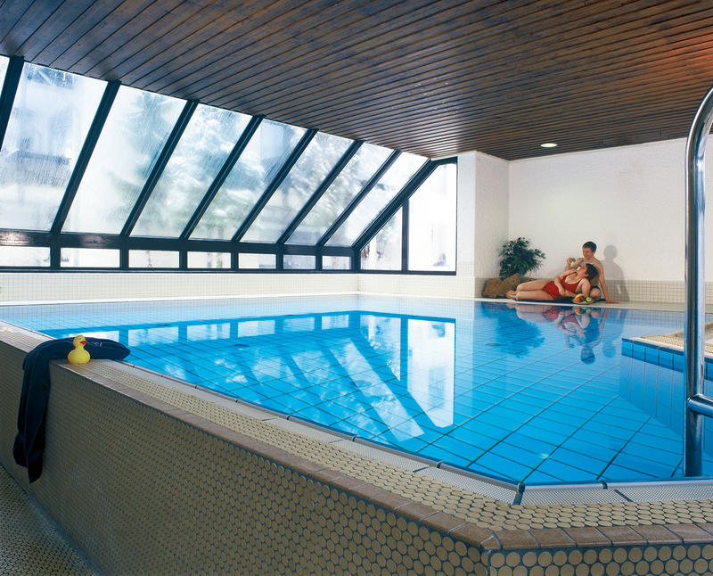 Het lichte binnenzwembad van Göbels Seehotel Diemelsee, waar kinderen heerlijk kunnen zwemmen en spelen.