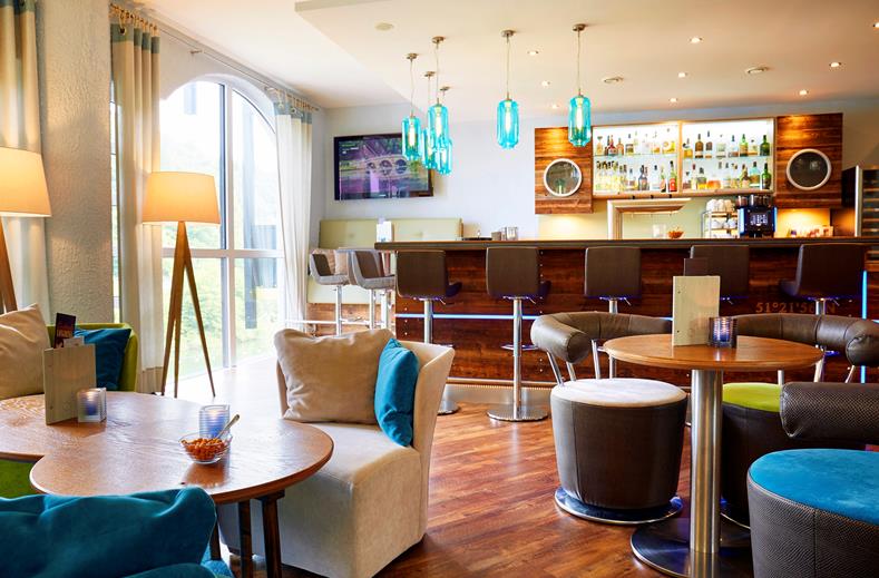 De sfeervolle en moderne bar en lounge van het Göbels Seehotel, een fijne plek voor een drankje.