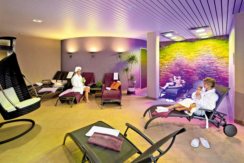 De kleurrijke en rustgevende relaxruimte in de wellness van Göbels Seehotel waar gasten kunnen ontspannen.