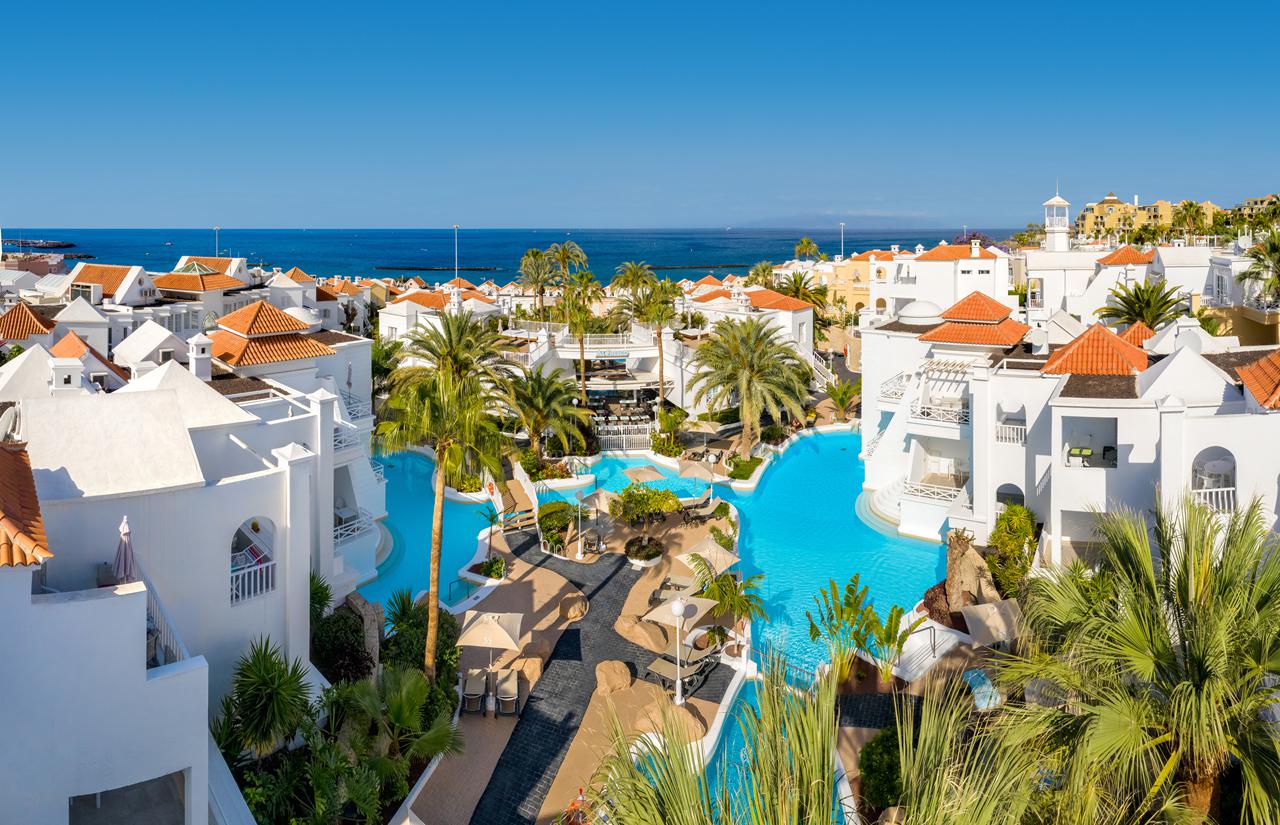 Prachtige tropische tuin bij Lagos de Fañabe Beach Resort met palmbomen en groene planten