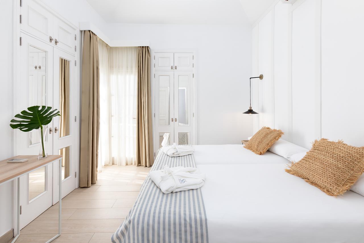 Gezinsvriendelijke kamer in Lagos de Fañabe Beach Resort met tropisch interieur en ontspannende sfeer
