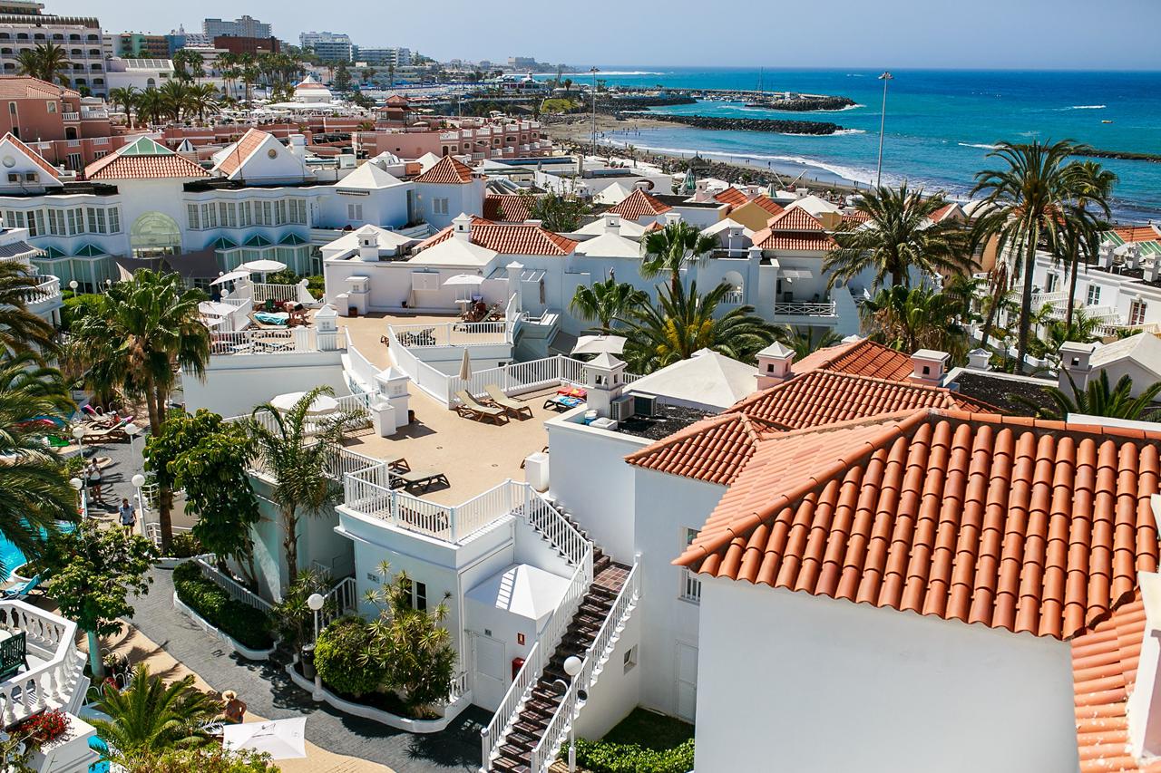 Lagos de Fañabe Beach Resort met strakke witte gevels direct aan het zandstrand