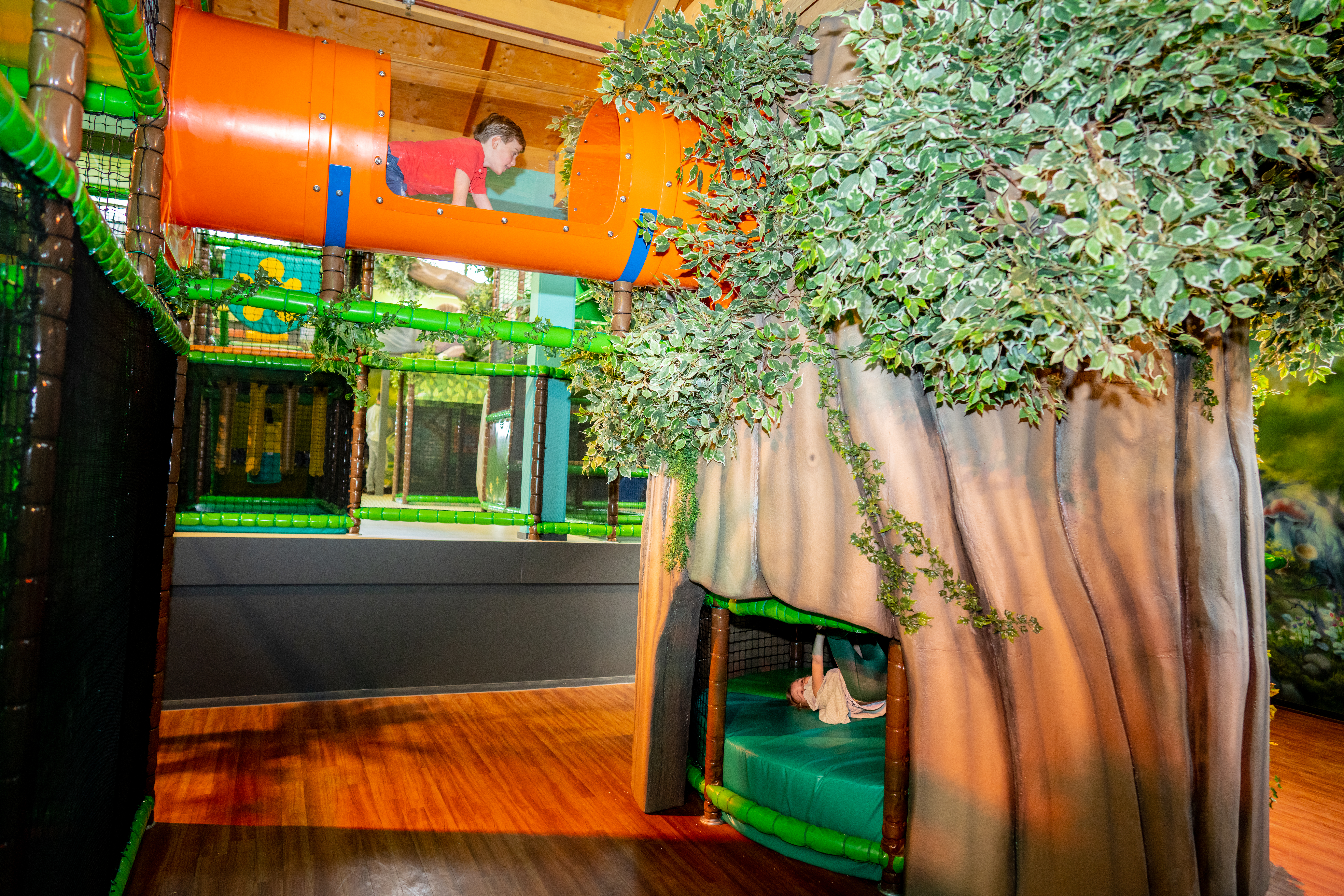 Het grote, overdekte indoorspeelparadijs met een boomhut, klimtunnels en speeltoestellen op het kindvriendelijke vakantiepark Landal De Lommerbergen.