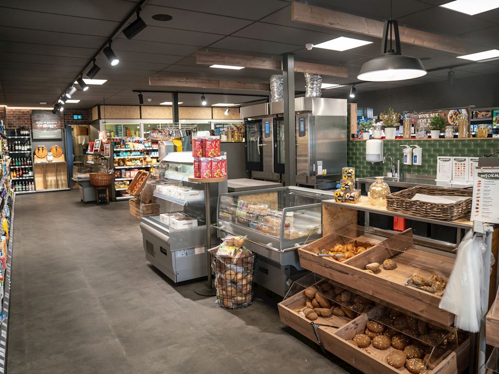 De goed gesorteerde parkshop van Landal Hoog Vaals met een broodafdeling, diverse schappen en gekoelde producten.