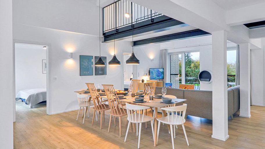Lichte en ruime eethoek in Landal Marissa met hoge plafonds, moderne inrichting en een vide, ideaal voor grote gezinnen.