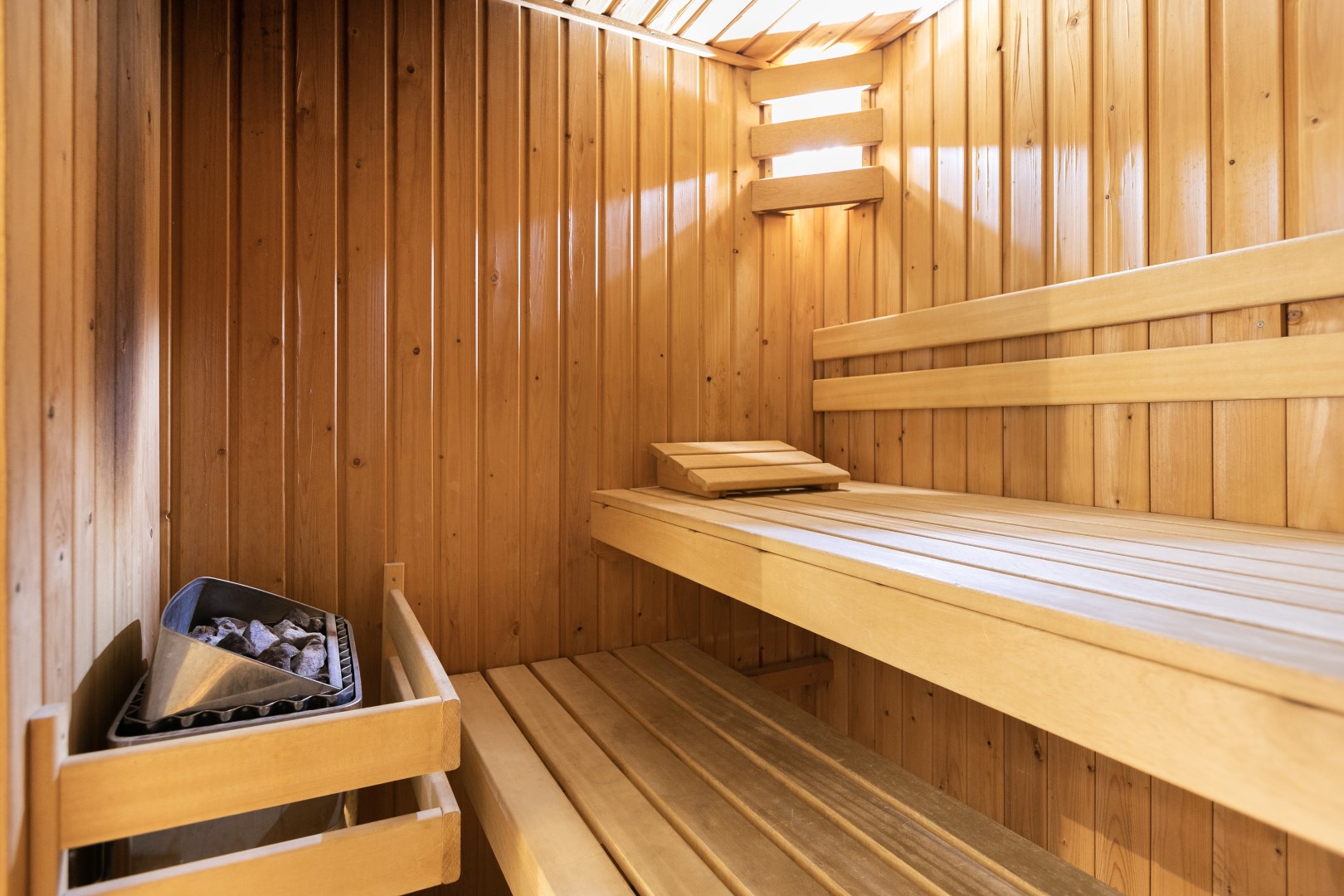 Het interieur van een privé houten sauna in een wellness vakantiewoning op Parc de Berkenhorst.