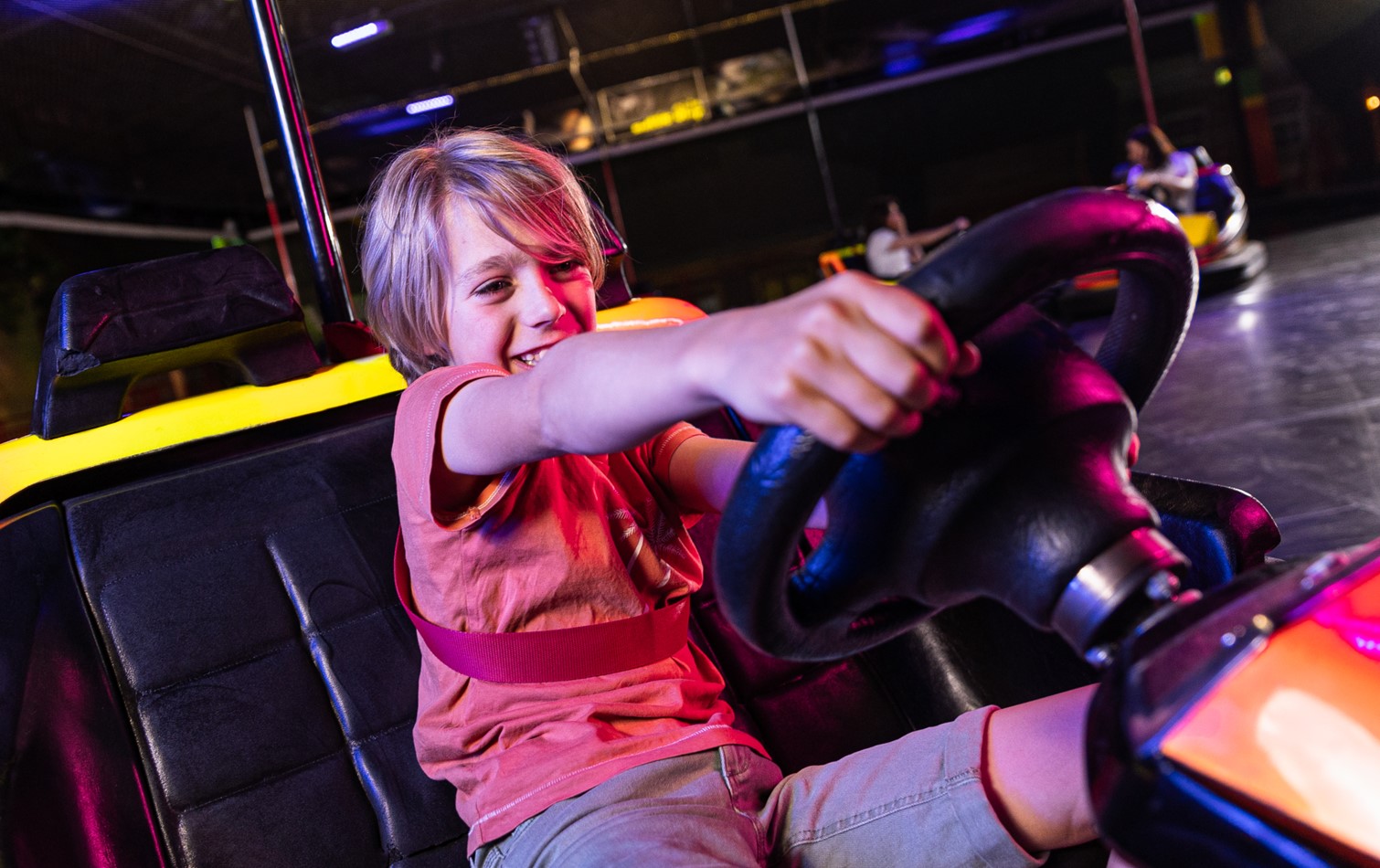 Kind rijdt in een elektrische botsauto tijdens een leuke activiteit bij Preston Palace all inclusive herfstvakantie