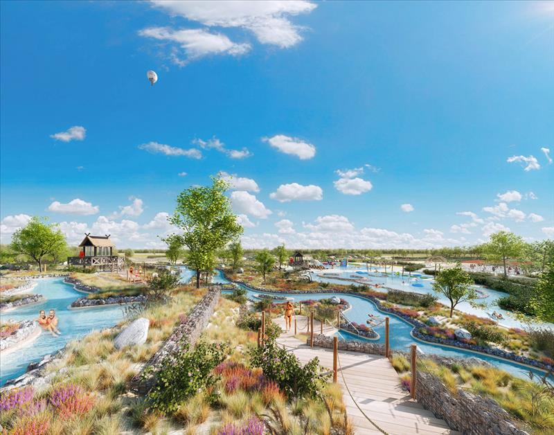 Overzicht van het uitgestrekte buitenzwembad AMAZONIA bij Tropical Islands, met de unieke wildwaterrivier (Whitewater River) die door het landschap stroomt.
