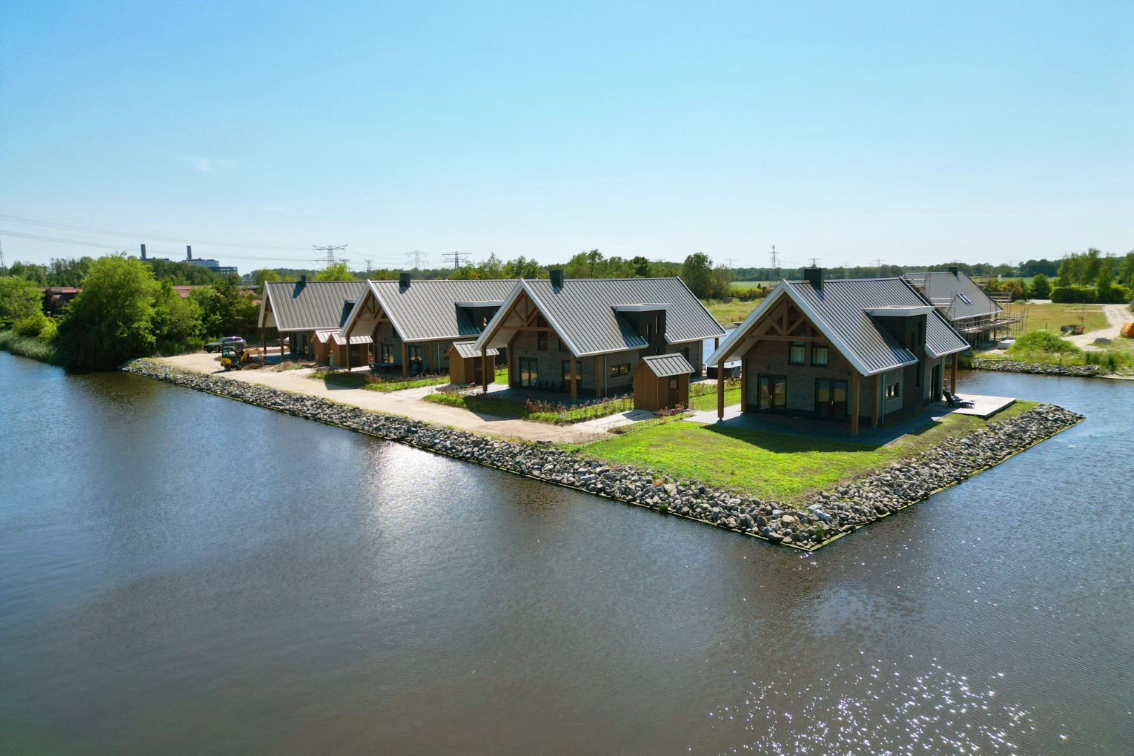 Moderne waterlodges, direct gelegen aan het open vaarwater op Waterpark Zwartkruis in Friesland.