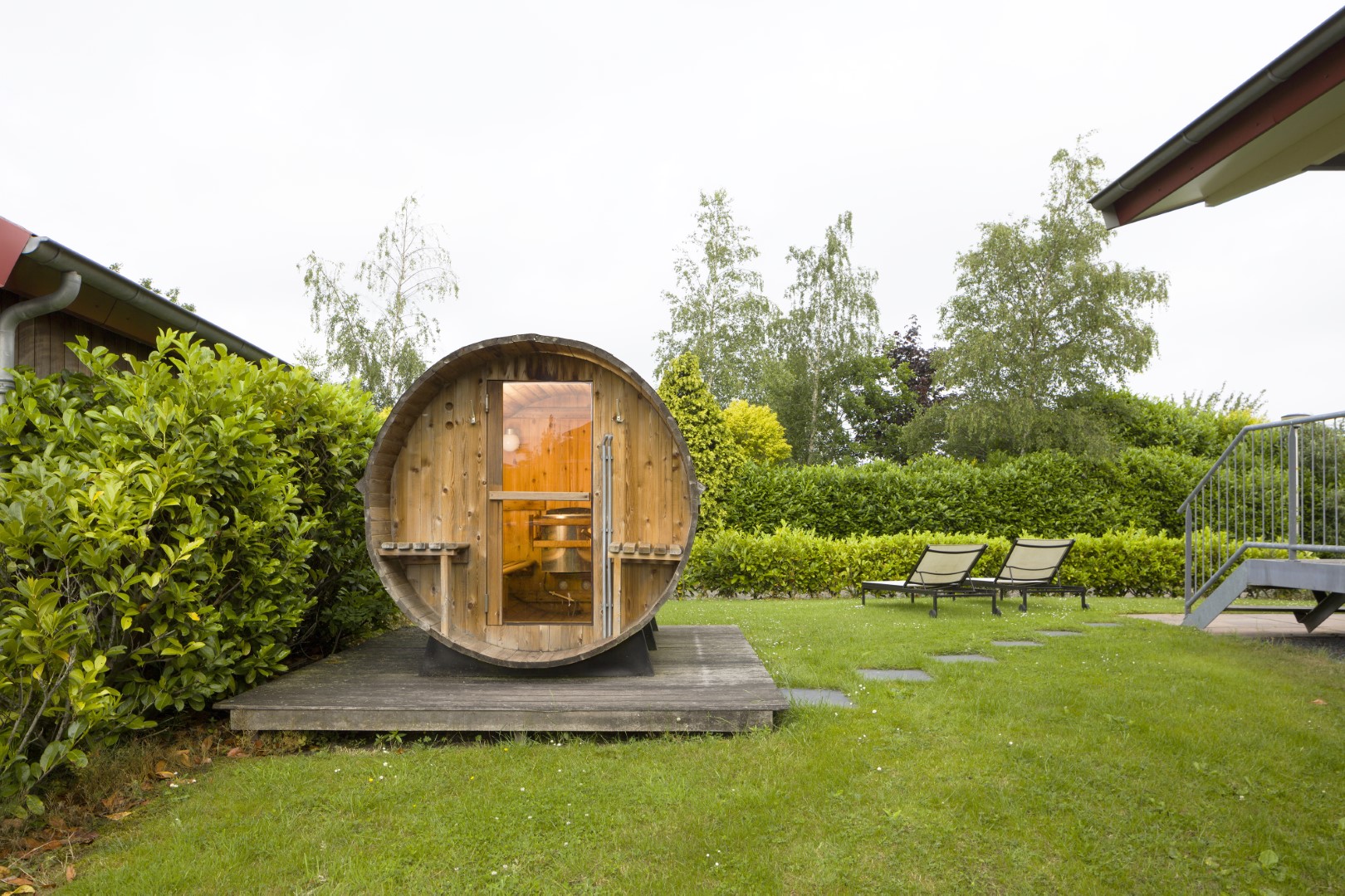 Luxe wellnesswoning met een privé barrel-sauna in de tuin bij Waterpark Zwartkruis in Friesland.