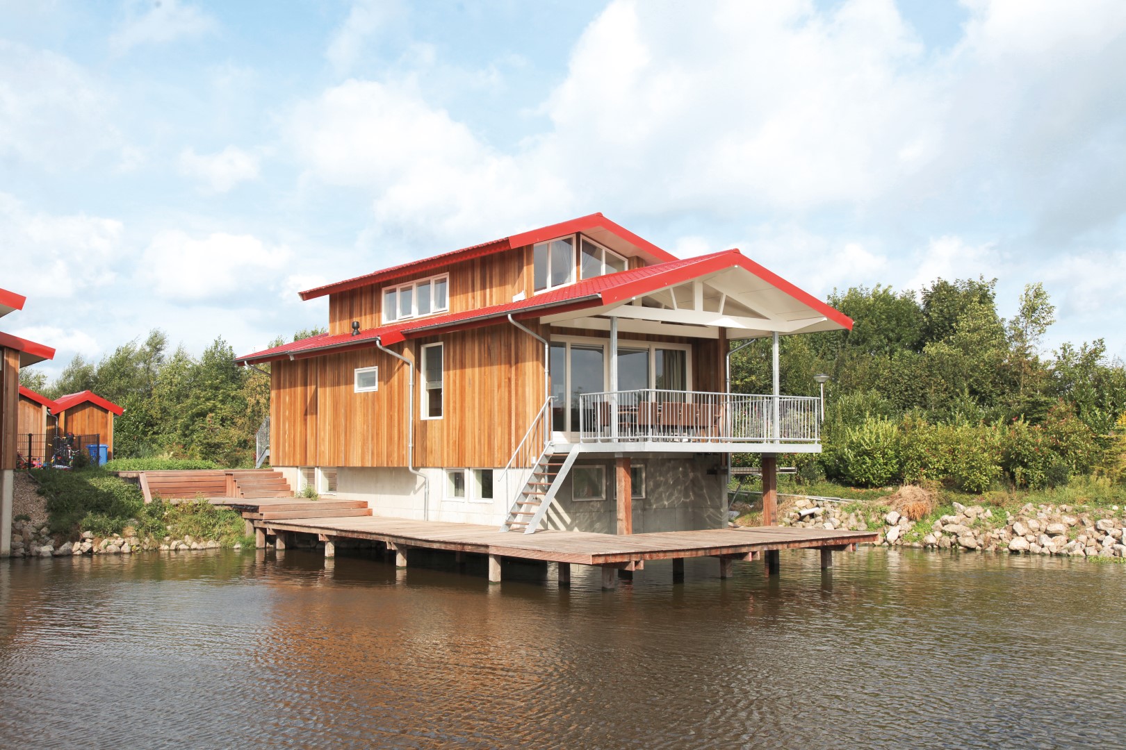 Unieke, grote watervilla gebouwd op palen in het water bij Waterpark Zwartkruis, ideaal voor families.